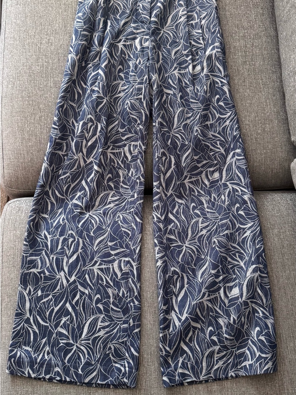 J.McLaughlin Morgan wide leg Pants in the Denim Leaf Lover print Size 0